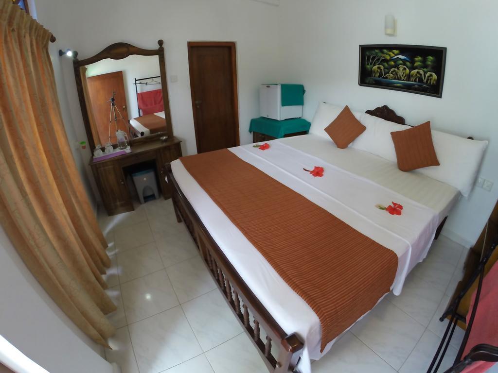 Royal Beach Hotel&Restaurant Hikkaduwa Exterior foto